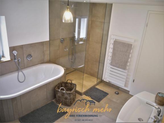 Ihre Ferienwohnung Bayrisch Mehr... Gstadt am Chiemsee Pokoj fotografie